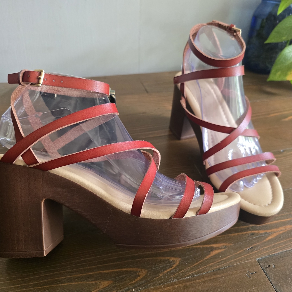 Burgundy red leather strap platforms, in excellent condition